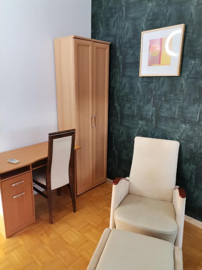 V Hostel Варшава Екстериор снимка